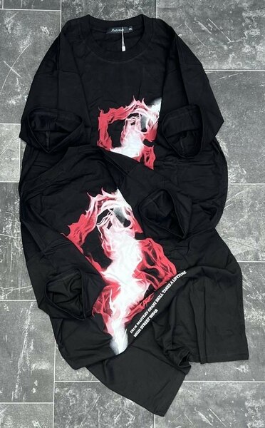 T-shirt graphique noir flamboyant