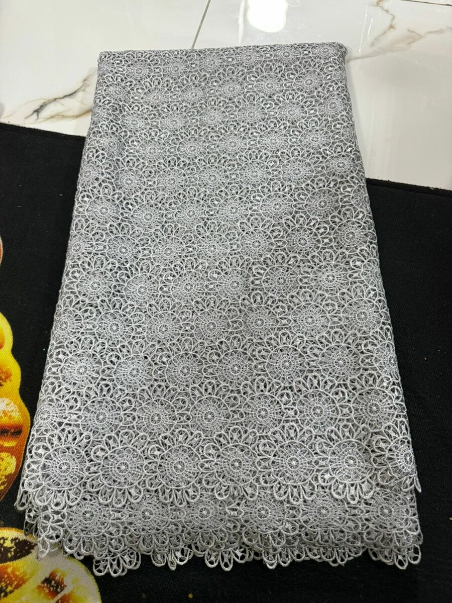 Tissu en dentelle brodée