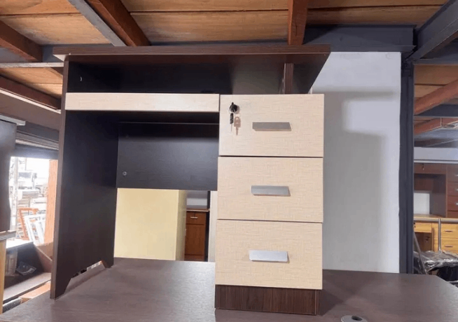 Bureau moderne avec tiroirs