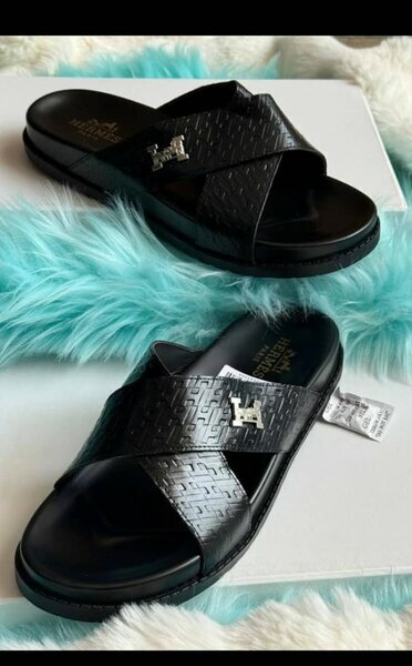 Sandales noires à détails métalliques