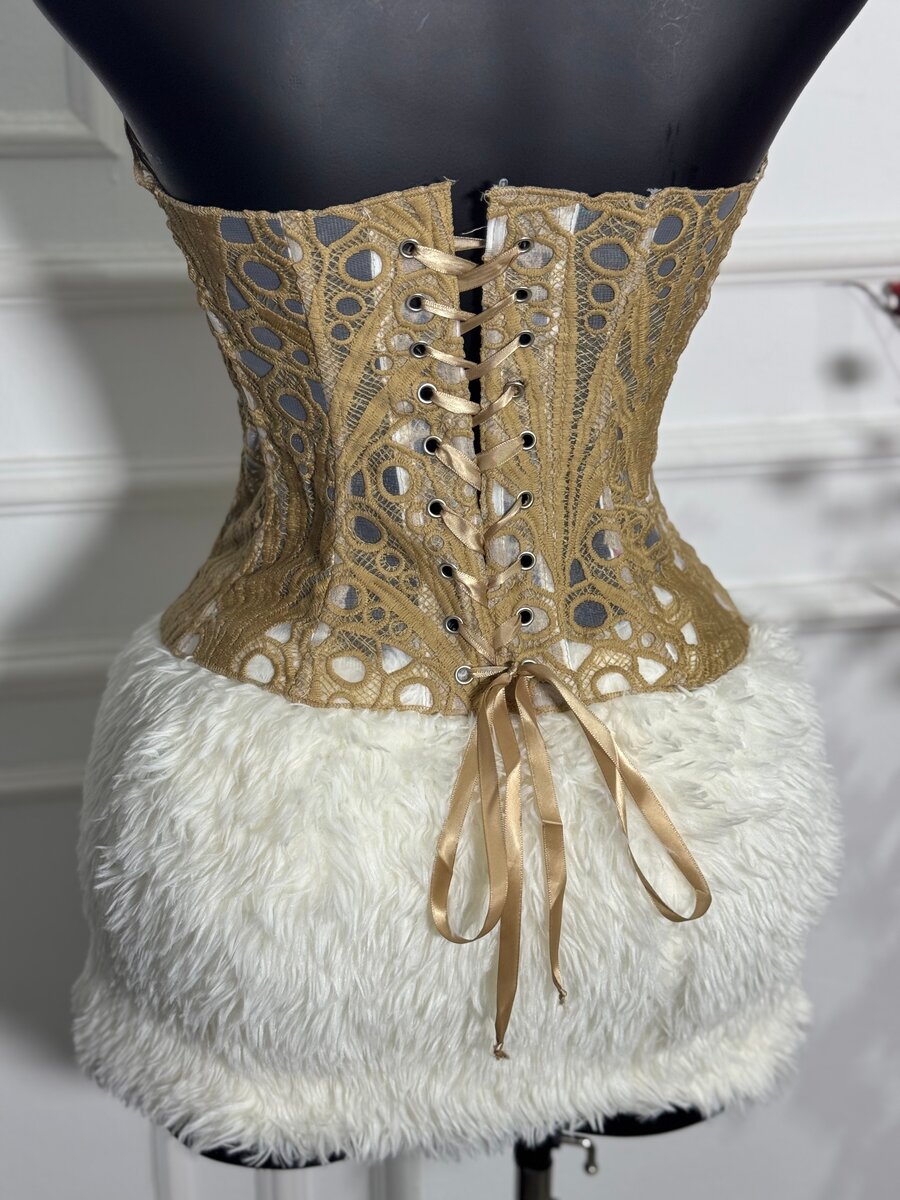 Robe bustier dentelle et fourrure