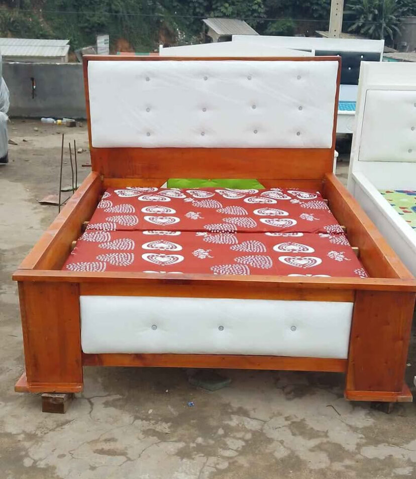 Lit en bois avec tête rembourrée