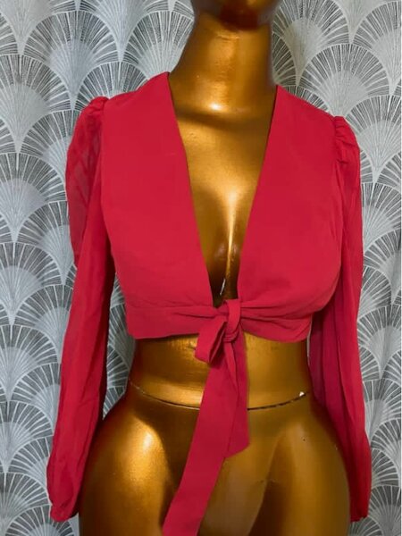 Blouse rouge à nouer