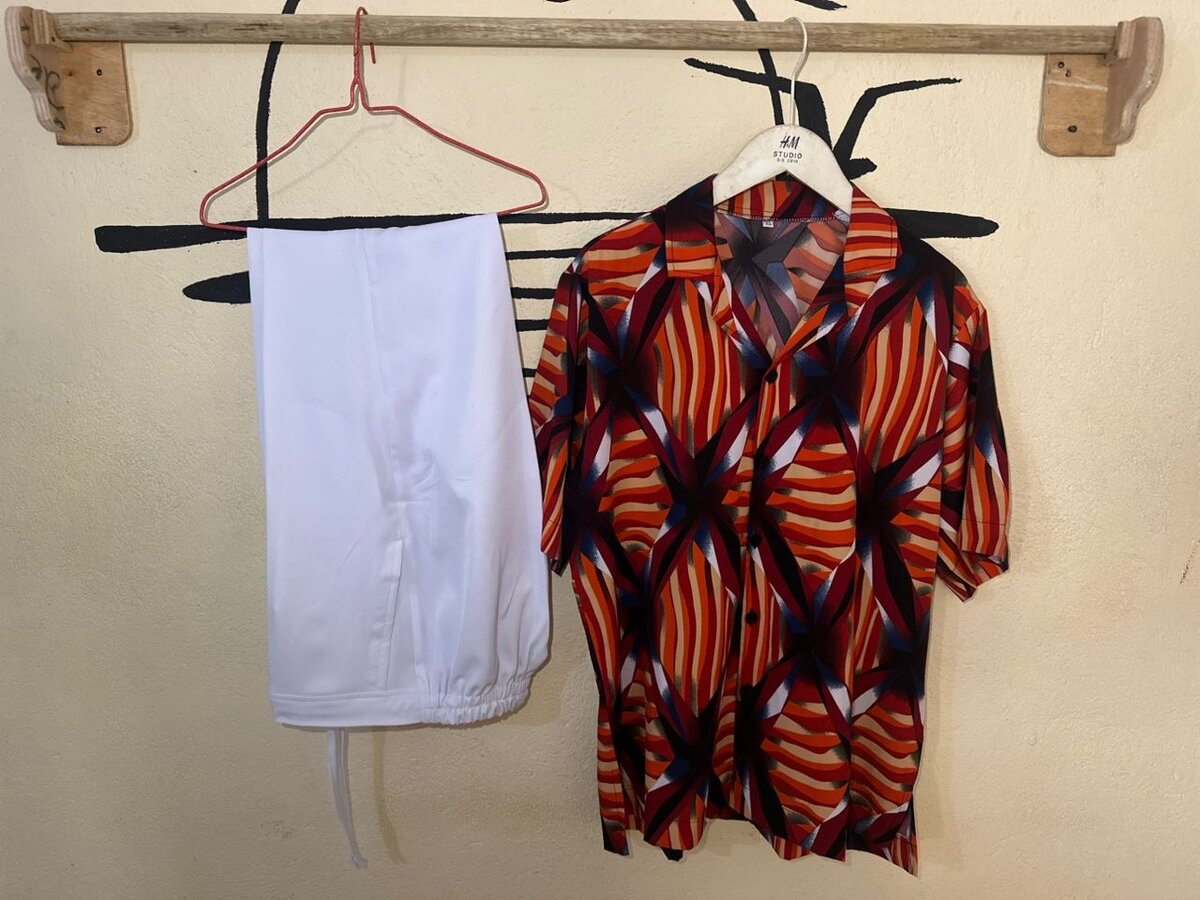 Ensemble chemise et shorts colorés