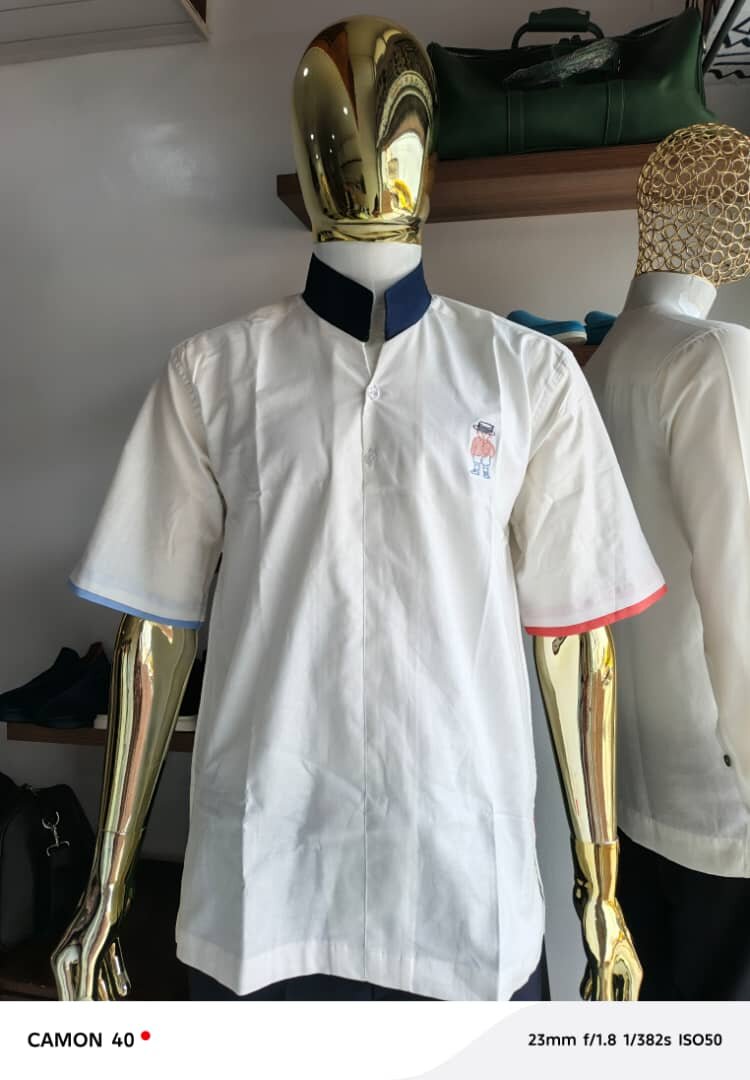 Chemise blanche unisexe élégante