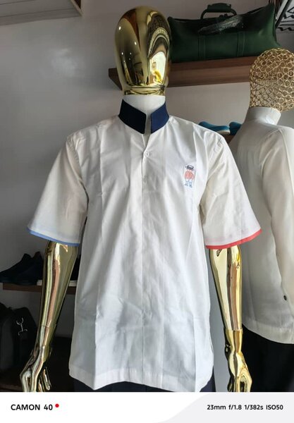 Chemise blanche unisexe élégante