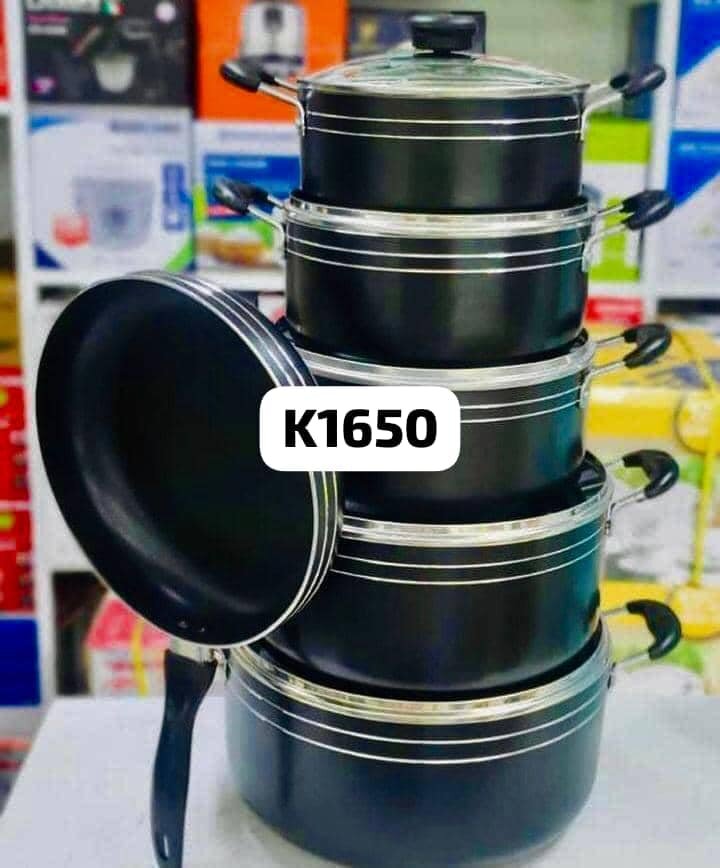 Set of pots of different sizes