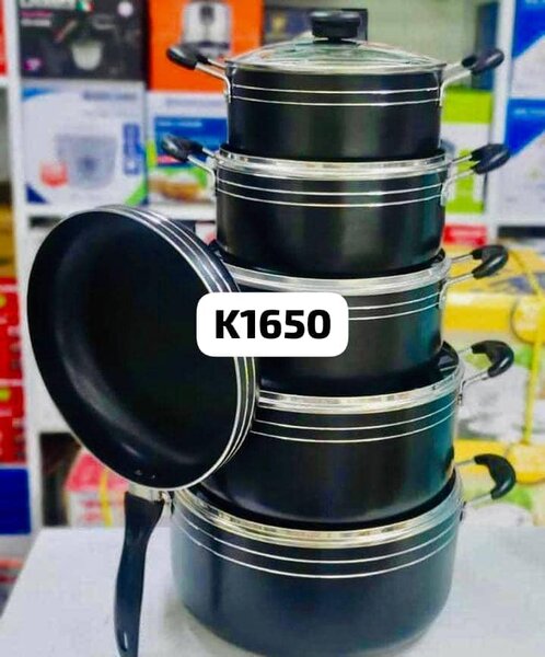 Set of pots of different sizes