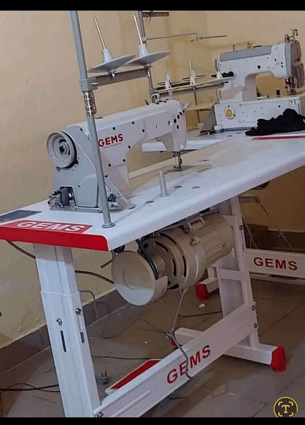 Machine à coudre industrielle