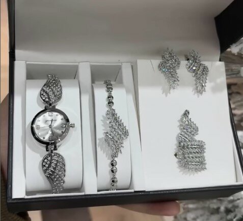 Комплект красивых украшений с часами