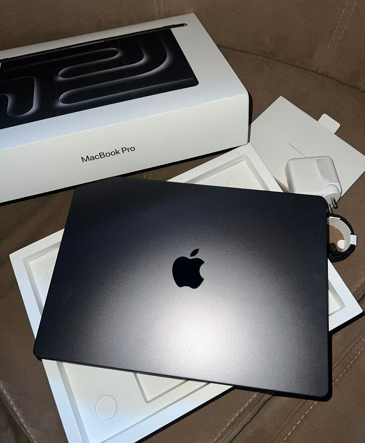 MacBook Pro 13" Apple M2