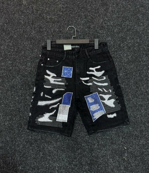 Shorts en jean noirs brodés