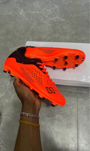Chaussures de football vives