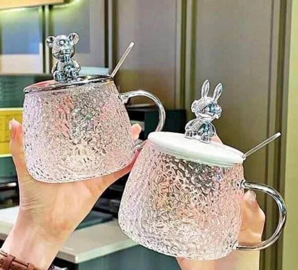 Tasses en verre avec couvercle décoratif