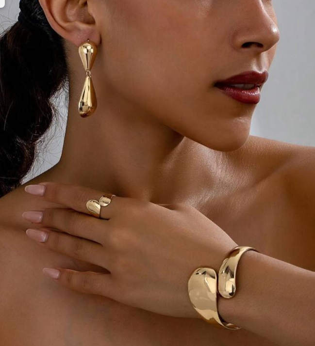 Cuff bracelet, ring and pair of women's teardrop drop earrings