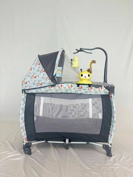 Lit parapluie bébé avec jouets