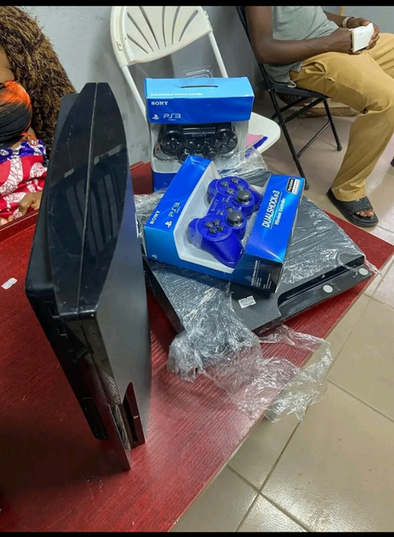 Console PS3 avec manettes