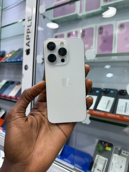 Disponible 15 Pro 128go écran