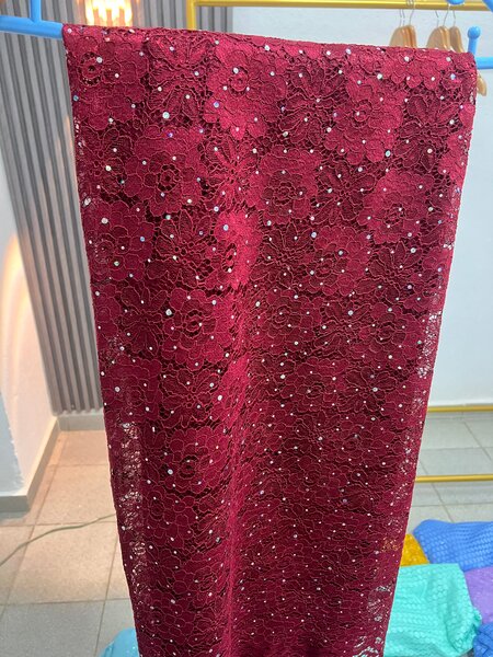Tissu en Dentelle Rouge Brillant