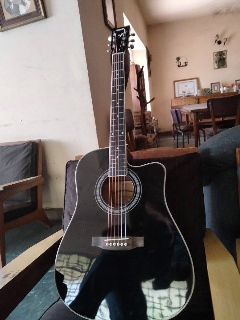 Guitare acoustique Yamaha noire