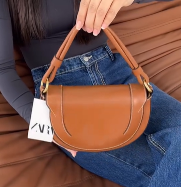 стильная сумочка от ZARA в форме полукруга коричневая