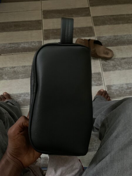 Sac bandoulière noir compact