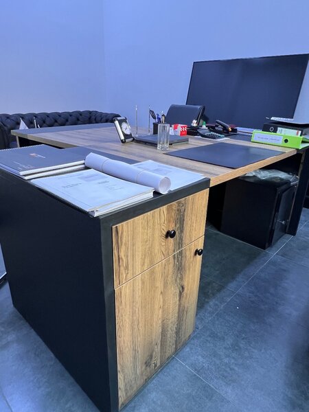 Стол для руководителя, в отличном состоянии