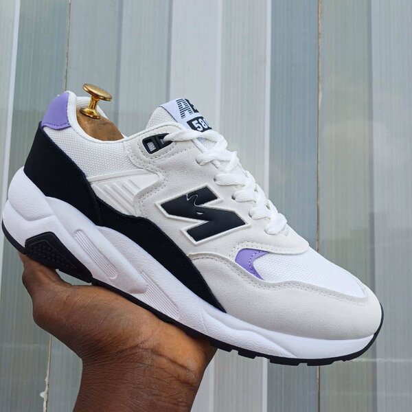 Baskets blanches et noires