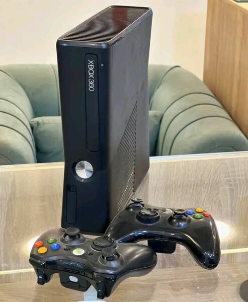 Console Xbox 360 avec manettes