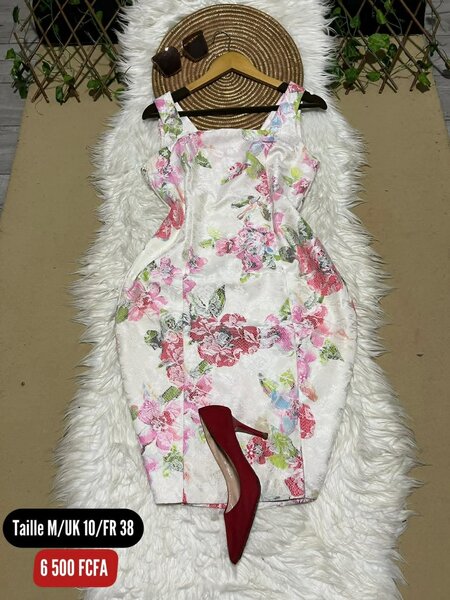 Robe élégante fleurs femme