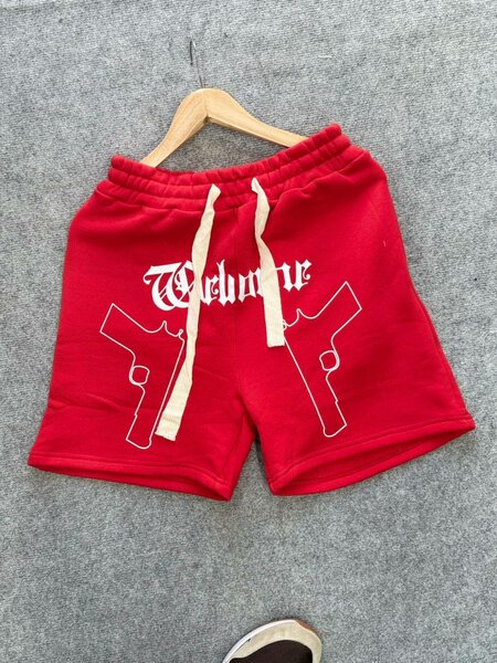 Shorts rouges à motif pistolet