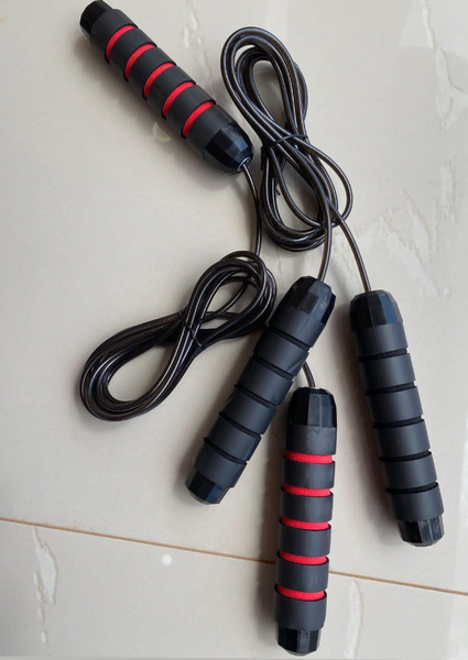 Fitness Skipping Rope with Soft Foam Handles, black and Red, for training and Cardio