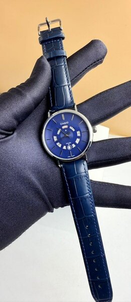 Montre en cuir bleu élégante