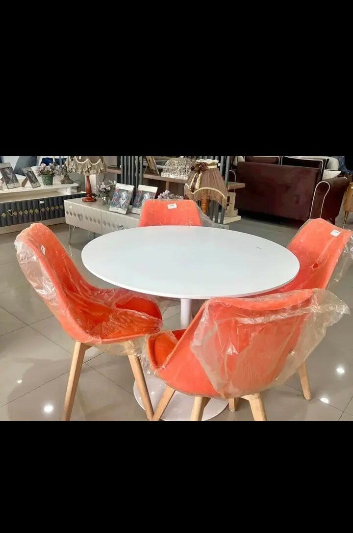 Ensemble de Table et Chaises Modernes