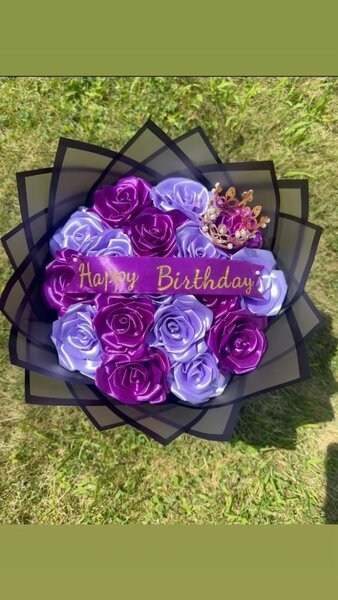 Single ribbon roses