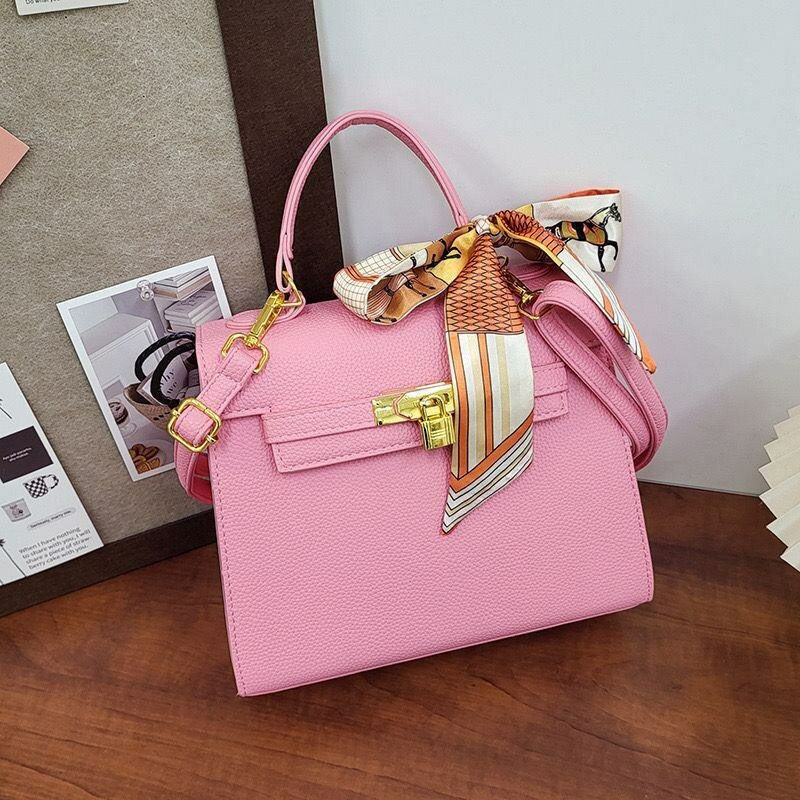 Sac à main élégant avec foulard