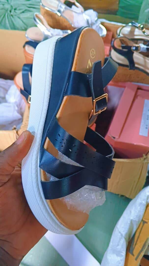 Sandales compensées élégantes