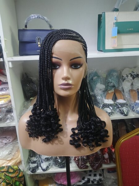 Perruque tressée avec boucles