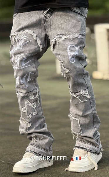 Jeans déchirés modernes