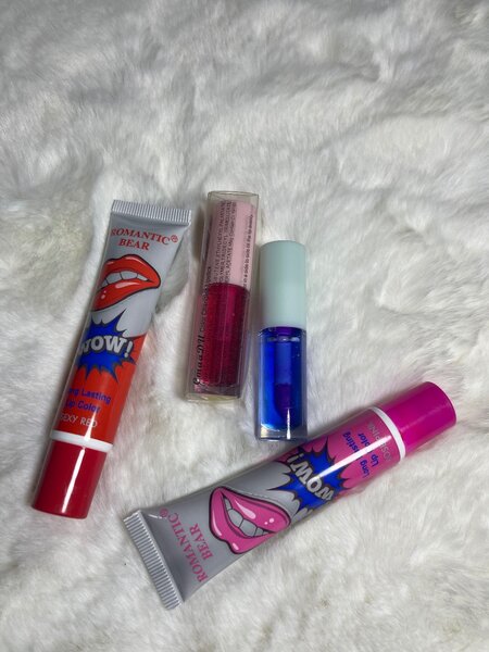 Color changing and clear lip gloss available 20-25 cedis