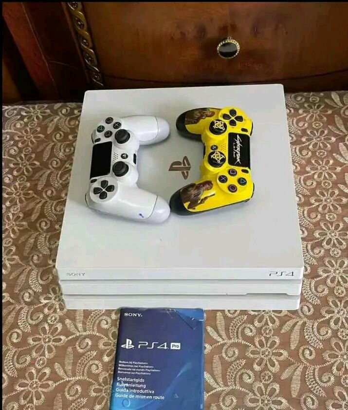 Console PS4 avec manettes