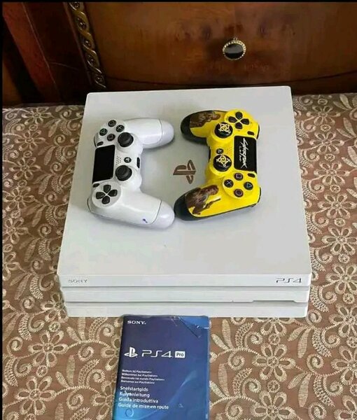 Console PS4 avec manettes