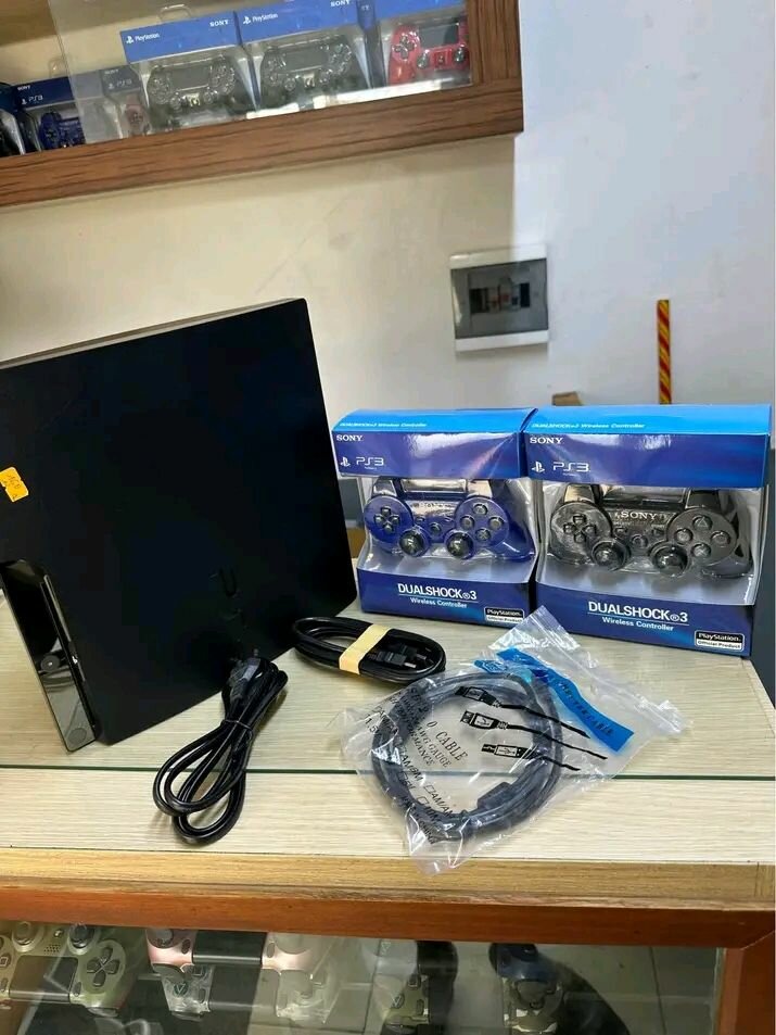 Ps3 slim +2 manettes +25 jeux