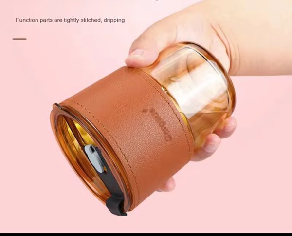 Tasse en verre avec étui en cuir