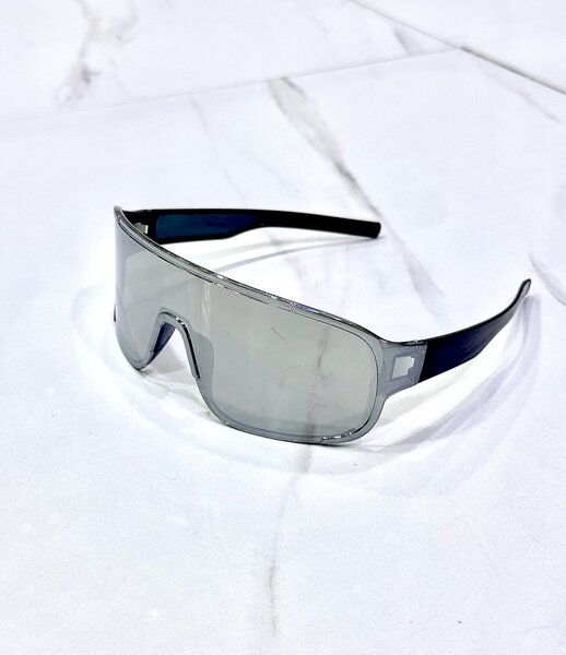 Lunettes de soleil futuristes