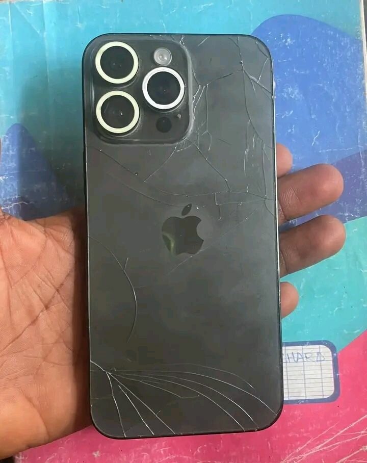 iPhone usagé avec écran fissuré