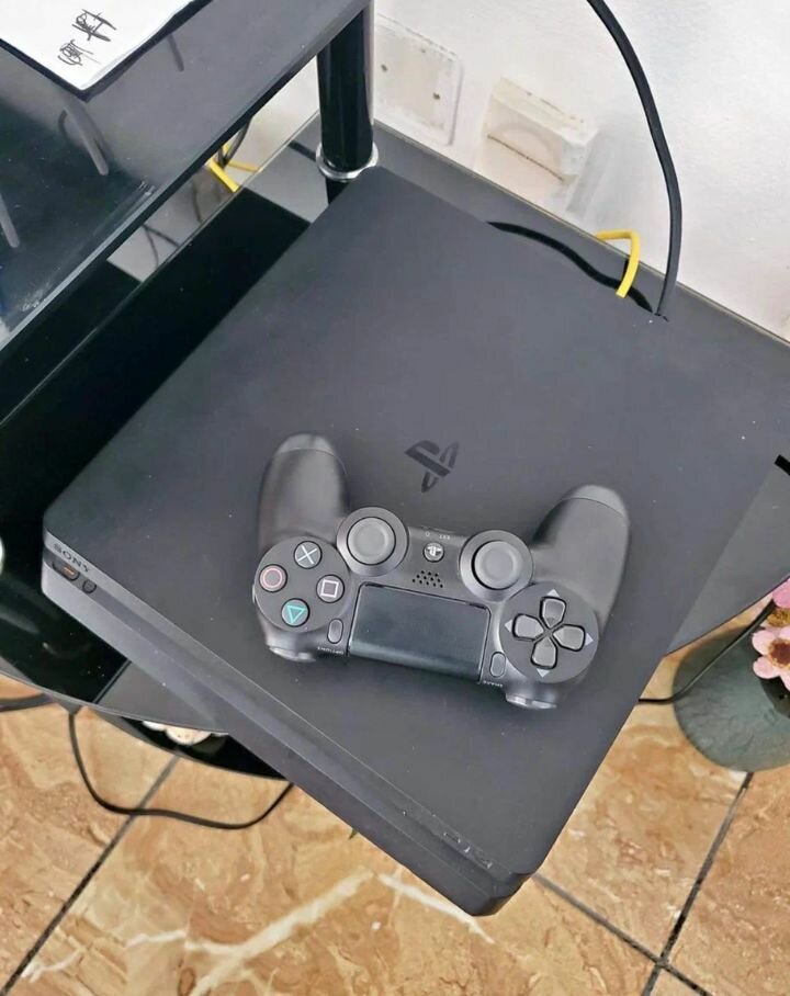 Console PS4 avec manette et jeux