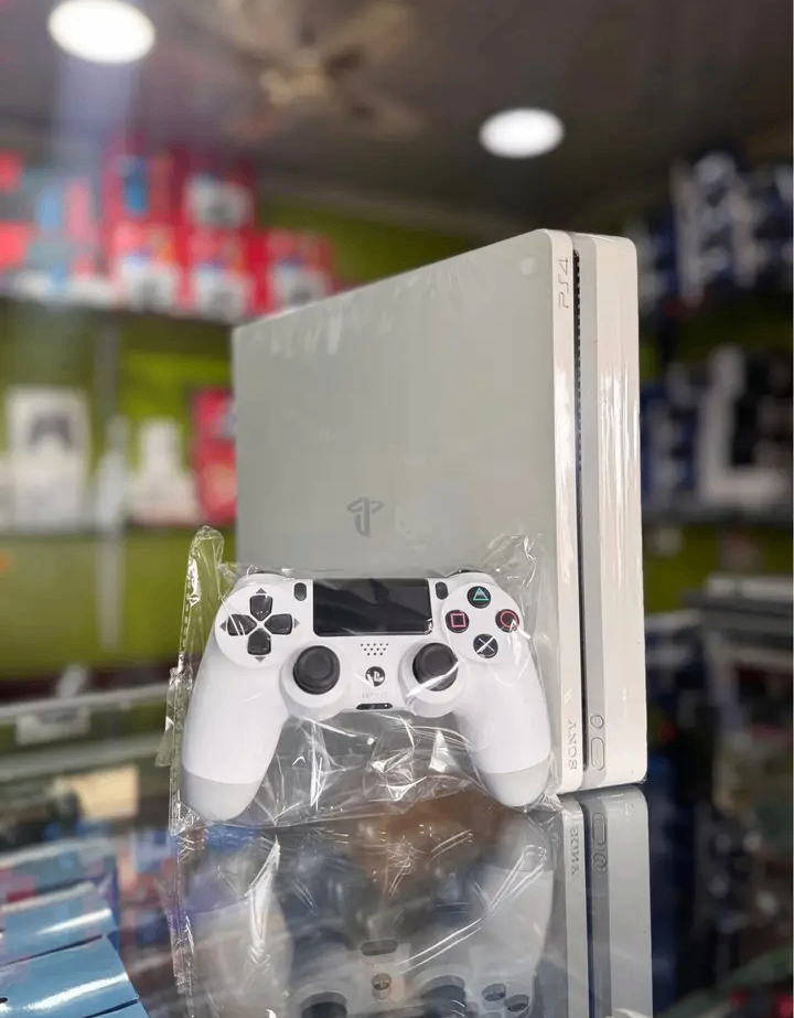 Console PS4 avec manettes