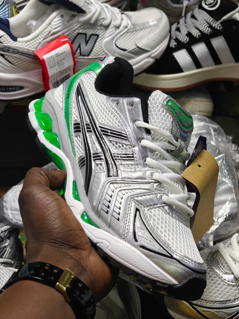 Baskets running blanches et vertes