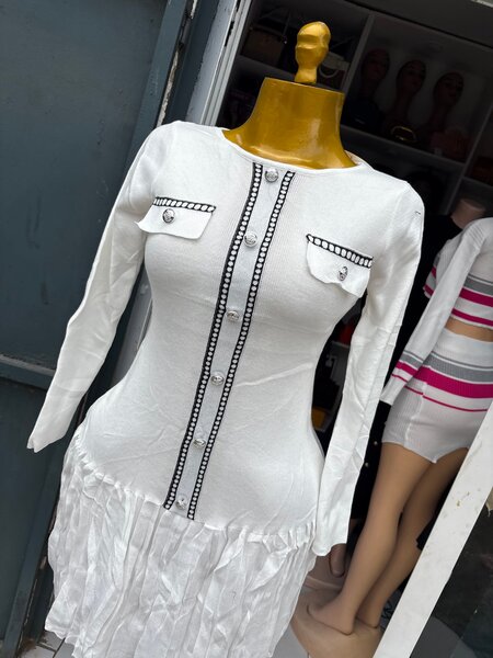 Robe Blanche Élégante à Boutons